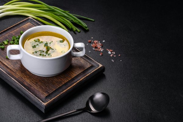 ¿Cuál es la receta tradicional de sopa de pollo y fideos?